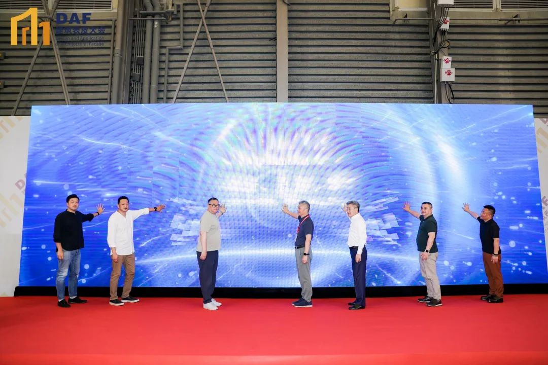 上海DAF建筑表皮大会次日:热度不减,业界精英共绘幕墙未来新篇章(图2) 图片